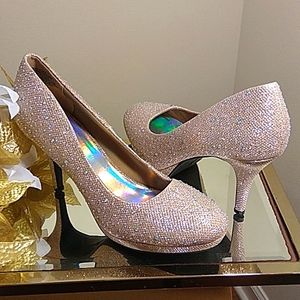 Sliver Slipper, size 9.5, color gold.